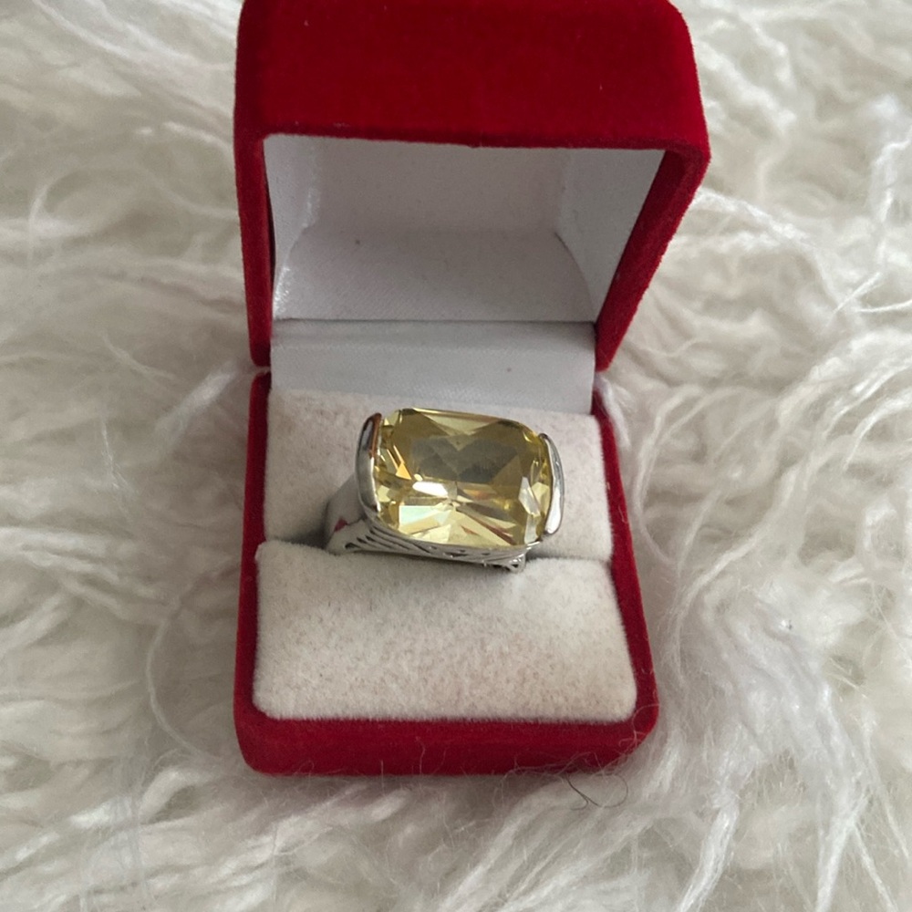 Large stoned light yellow ring, Sz 9